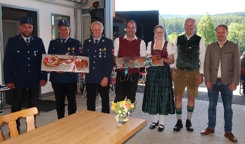Ein Umzug mit Pauken und Trompeten: Weitnau feiert neues Zuhause für Feuerwehr und Musik