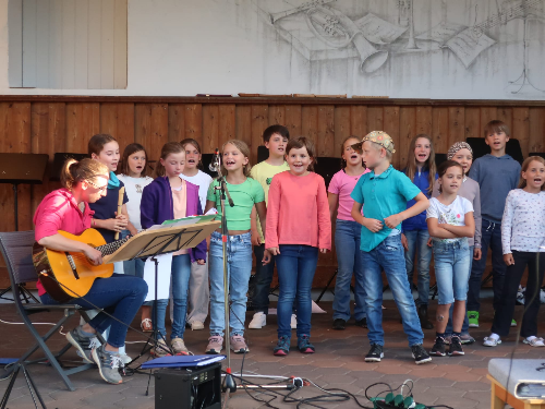 Das große Sommerkonzert der Chöre im Kurpark in Missen begeistert das Publikum