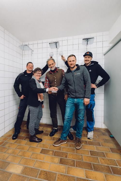 Neue Duschen in den Umkleiden der Freizeitanlage „Haus des Gastes“ in Missen und neue Rasenmähroboter für die Sportplätze 