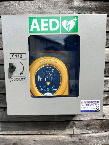 Neuer Defibrillator am Freibad in Seltmans mit Spenden finanziert